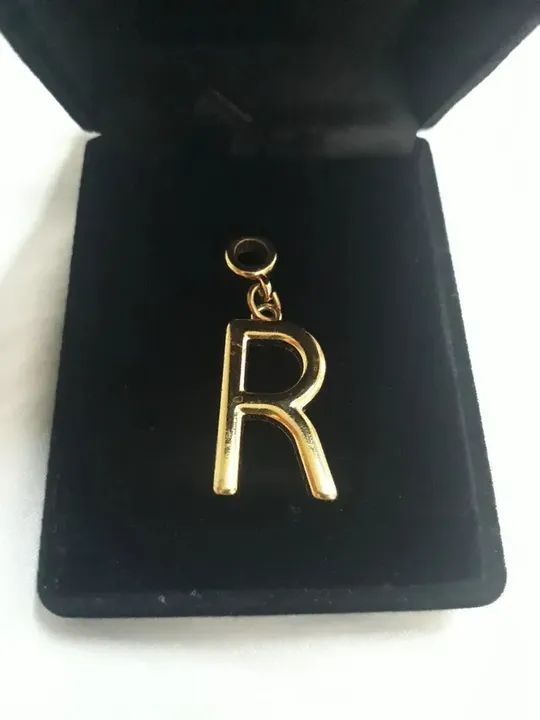 Pingente letra R Dourado semi joia - Foto 3