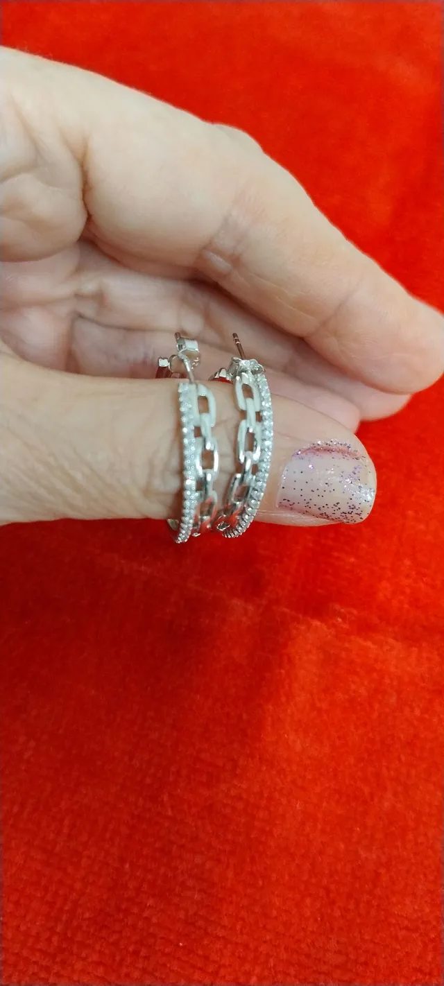 Linda argola de prata maciça rodinada com zircônias