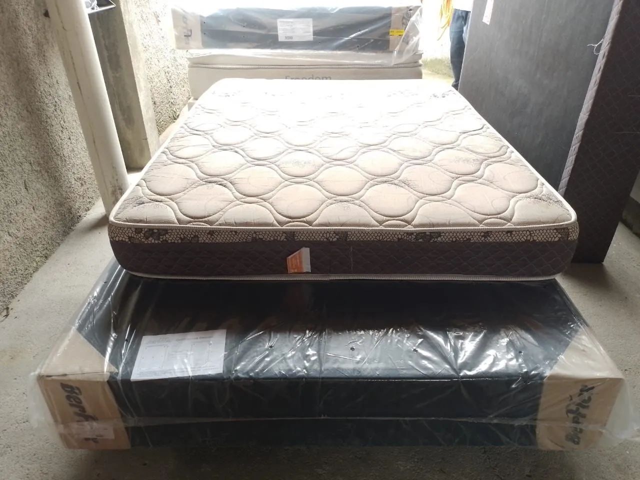 Vendo cama de casal padrao, colchão de molas  e base Box   - Foto 2