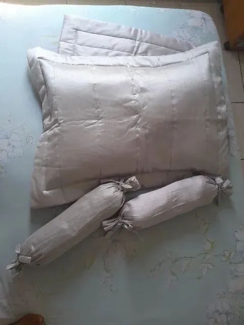 Fronhas cetim 85x65 cinza e Almofadas rolinho