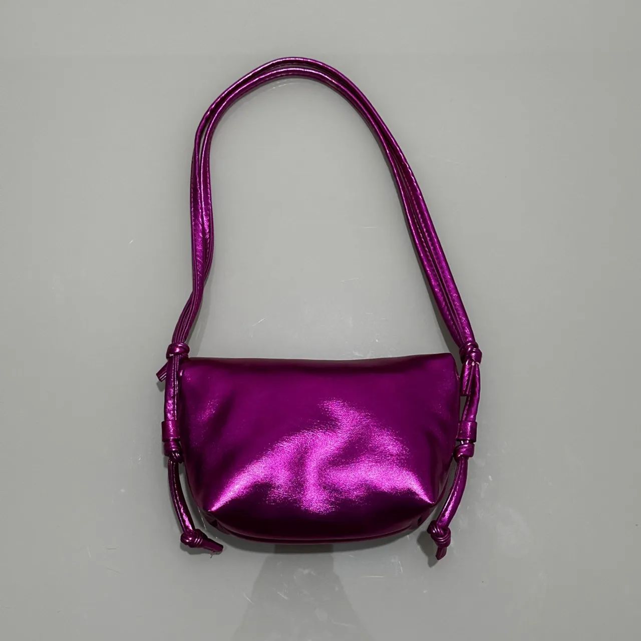 Bolsa Puffer Transversal Rosa Metálico  - Foto 2
