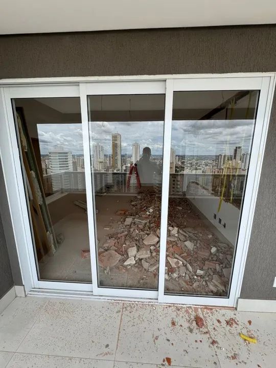 porta de correr vidro aluminio branco 3 folhas grande largura 2,40 comprimento alto padrao - Foto 4