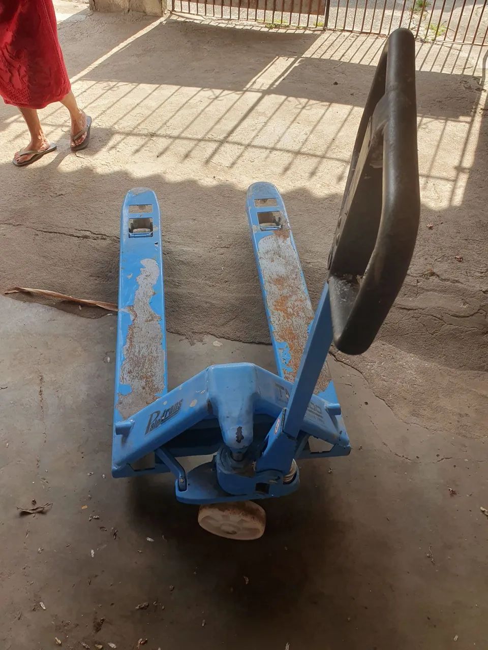 Transpalete Paleteira Manual Hidraulica TM 2500kg 680mm com roda dupla de Nylon - Foto 3