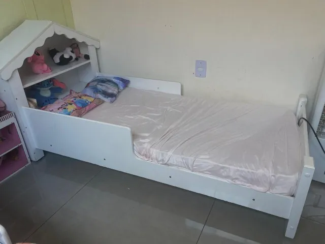 Cama montessoriana usada com colchão