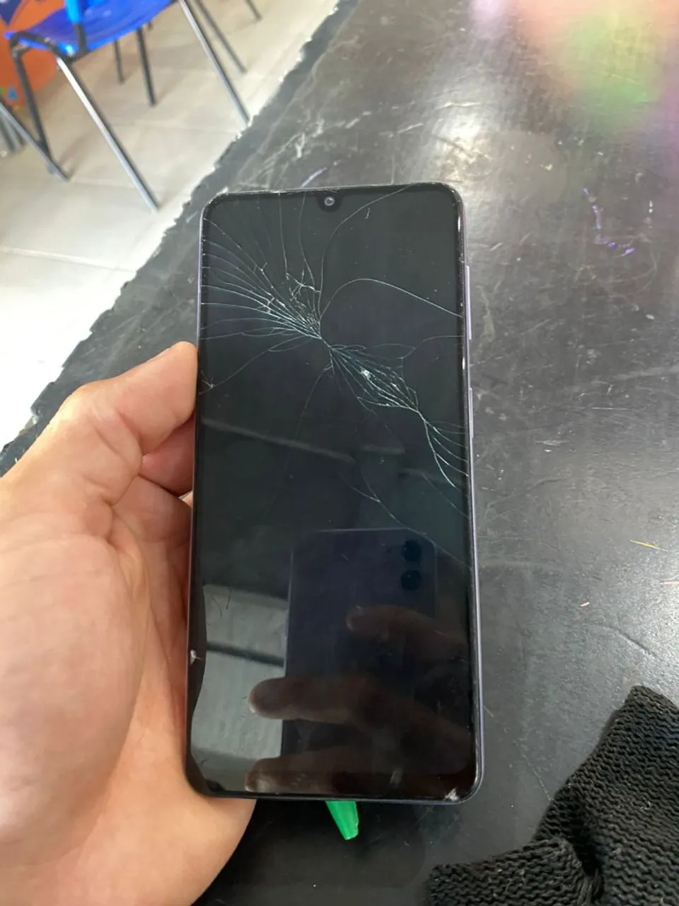 Celular bom está com a tela quebrada mas funciona perfeitamente.