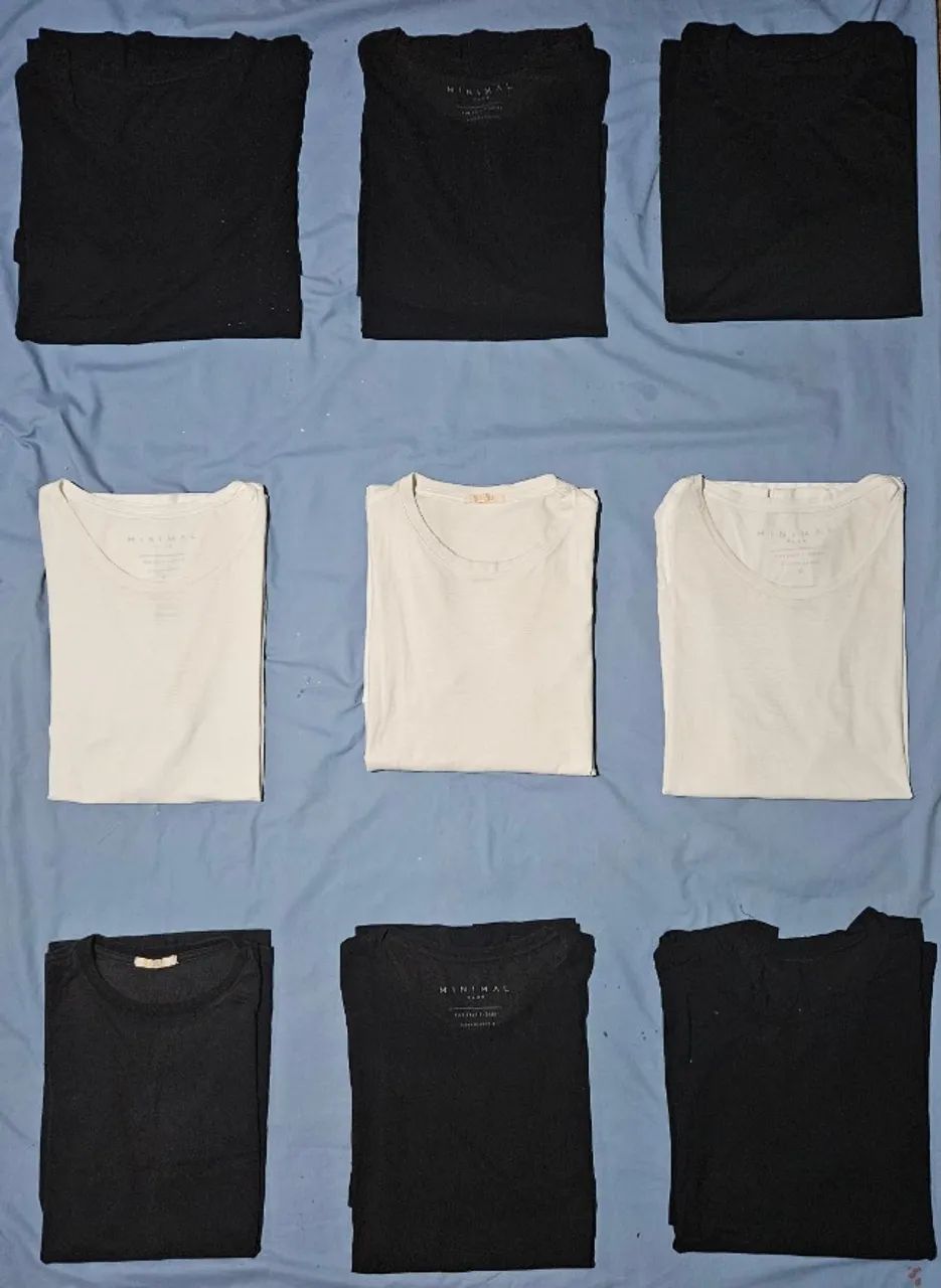 Oito camisetas básicas pretas e brancas usadas