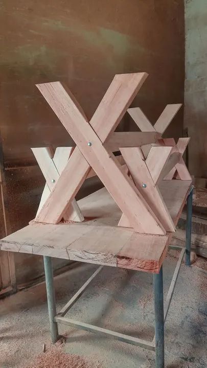 Mesa de madeira rústica para jardim