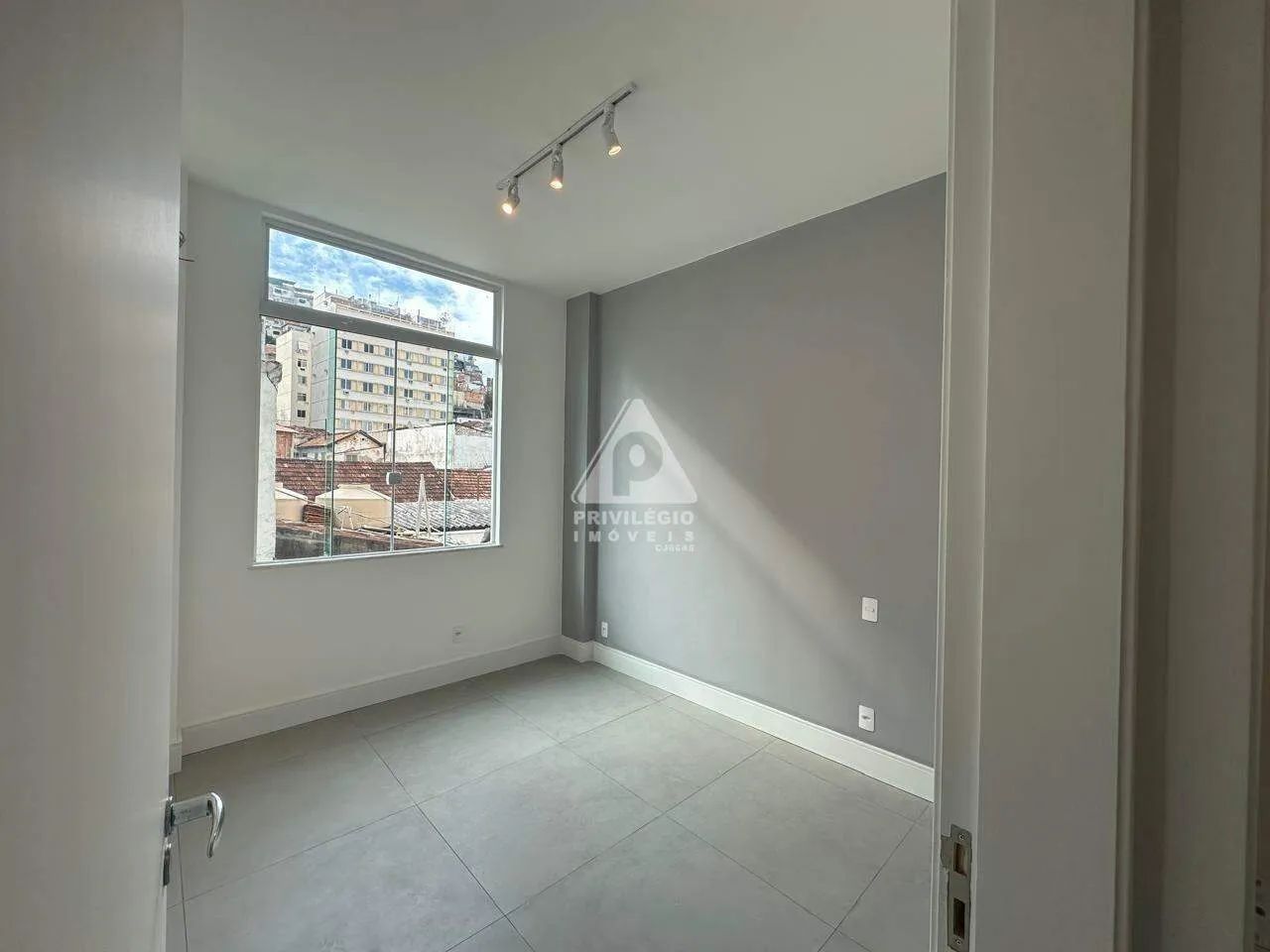 SALA QUARTO COM DEPENDÊNCIA REVERTIDO PARA 2 QUARTOS LINDAMENTE REFORMADO EM RUA TRANSVERS - Foto 4