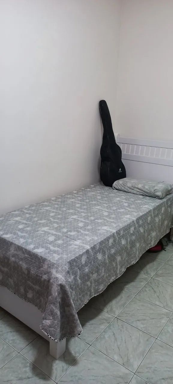 Cama com colchão de solteiro com design moderno