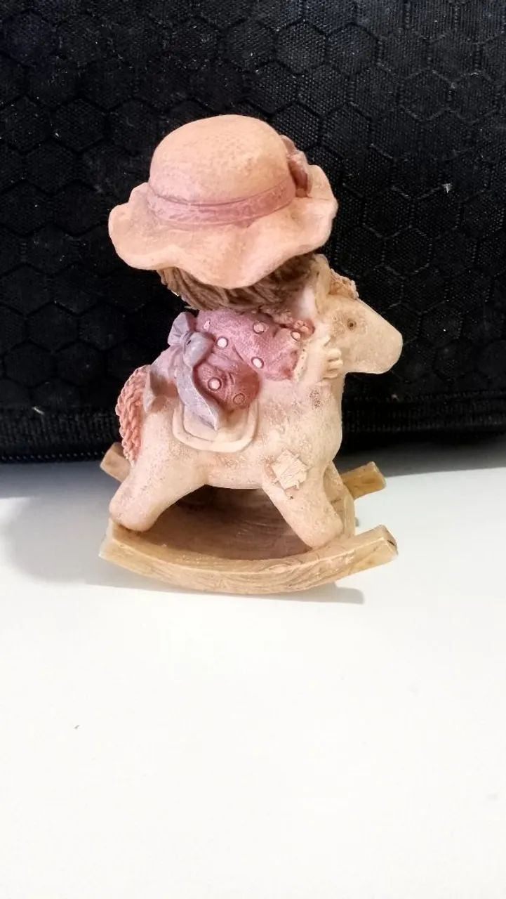 Bibelô escultura menininha - Foto 2