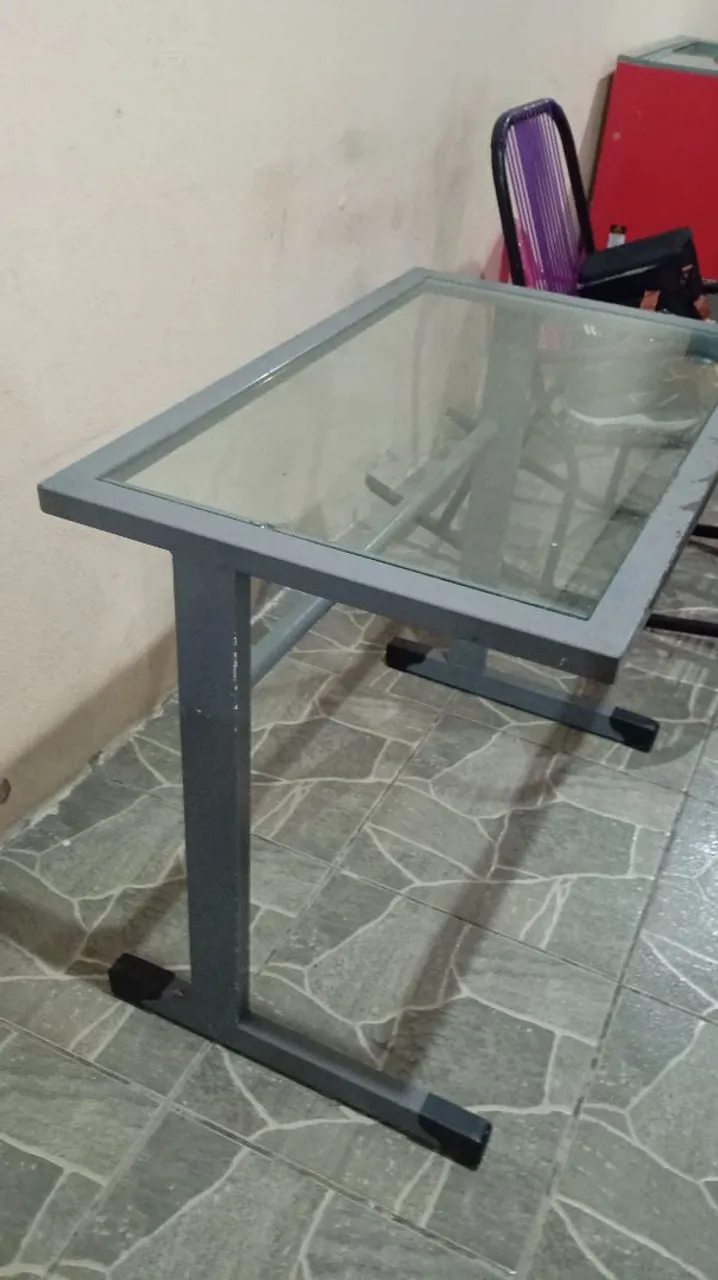 Mesa de Vidro com Estrutura Metálica