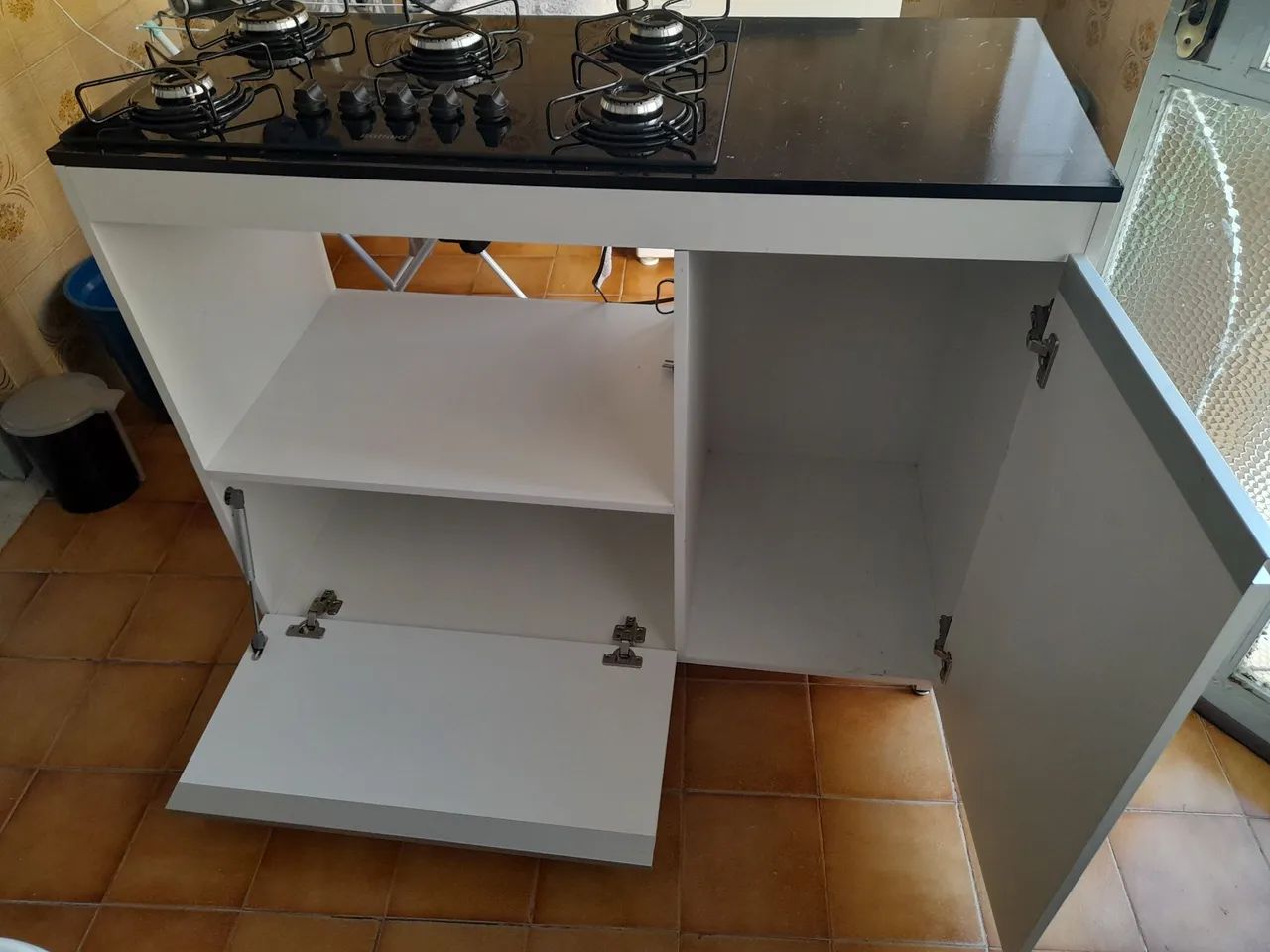 Armário de cozinha branco com cooktop  - Foto 5