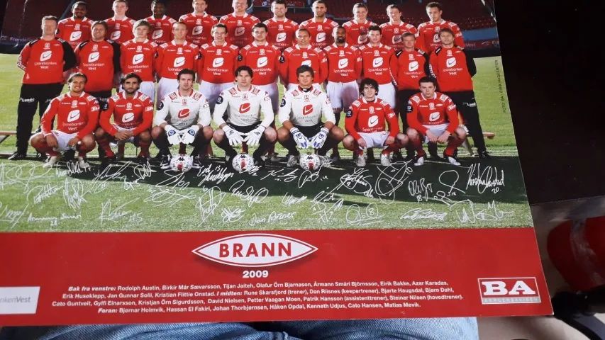 Foto autografada da equipe de futebol norueguês Brann  semi novo