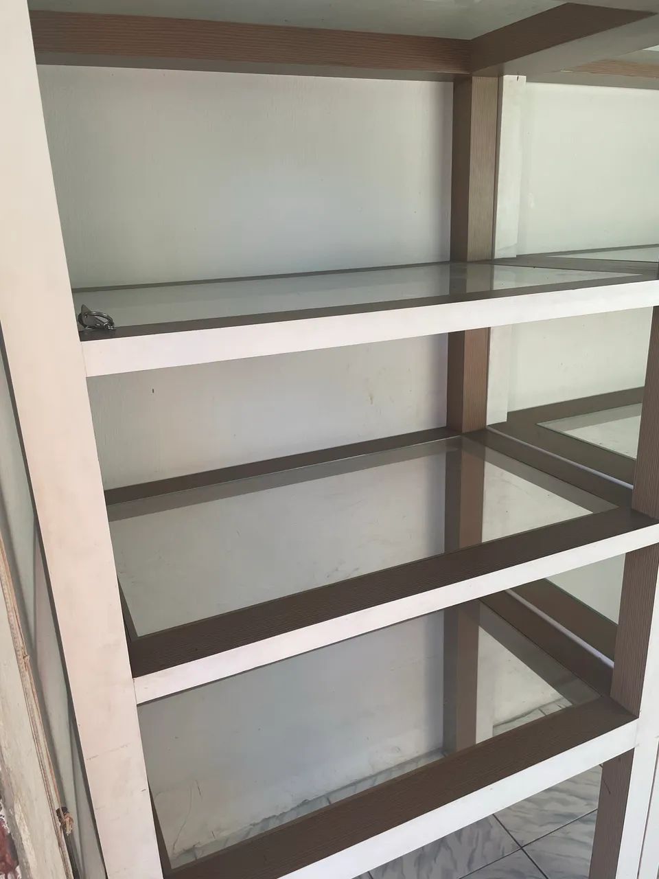 Prateleira madeira e vidro64842836737153124