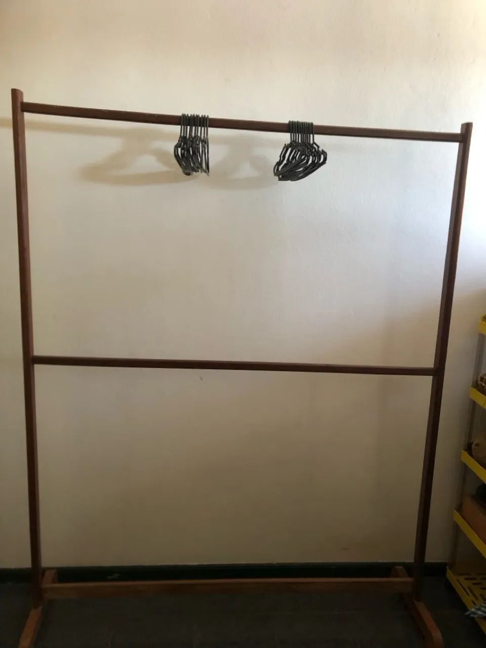 Arara de roupa de madeira