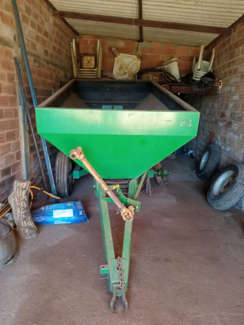 Distribuidor de adubo agrícola
