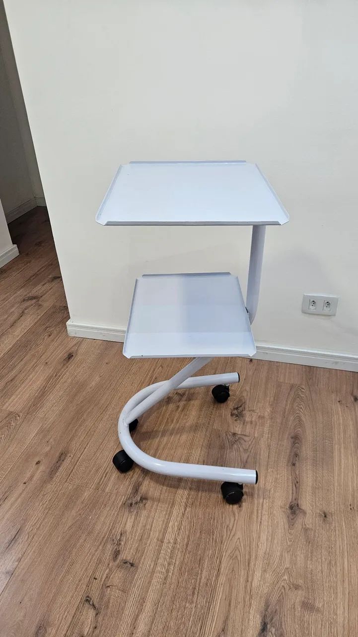 Mesa auxiliar tubular com duas prateleiras e rodinhas. - Foto 3