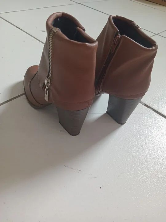Botas de cano curto marrons marca Moleca - Foto 4