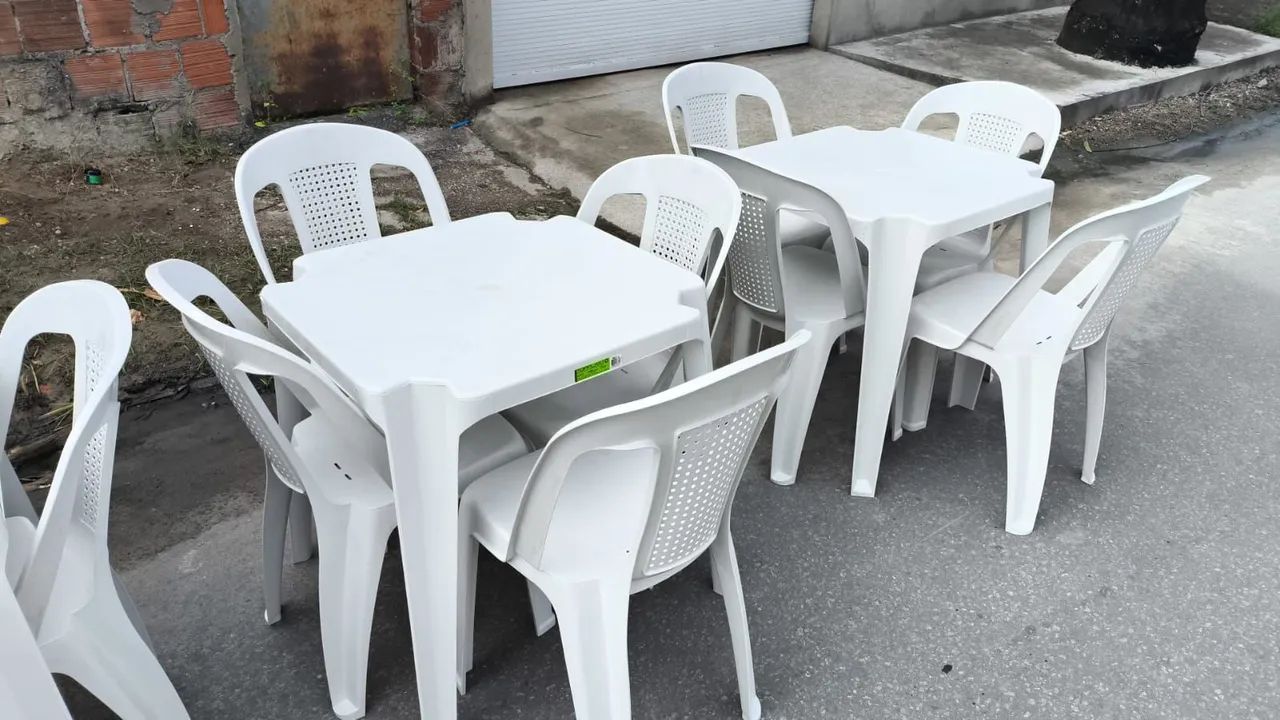Cadeira e mesas de plástico 