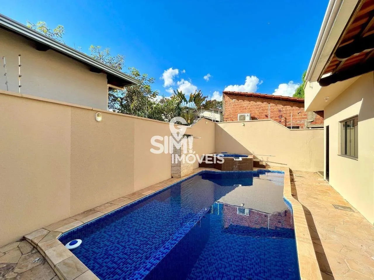 OPORTUNIDADE!! CASA ESPAÇOSA COM 5 QUARTOS SENDO 03 SUÍTES NA 509 SUL!!!