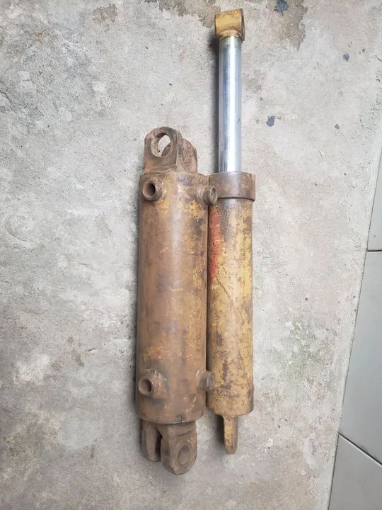 VENDO/TROCO 2 PISTÕES HIDRÁULICO NO ESTADO Q SE ENCONTRA PARADO. - Foto 2