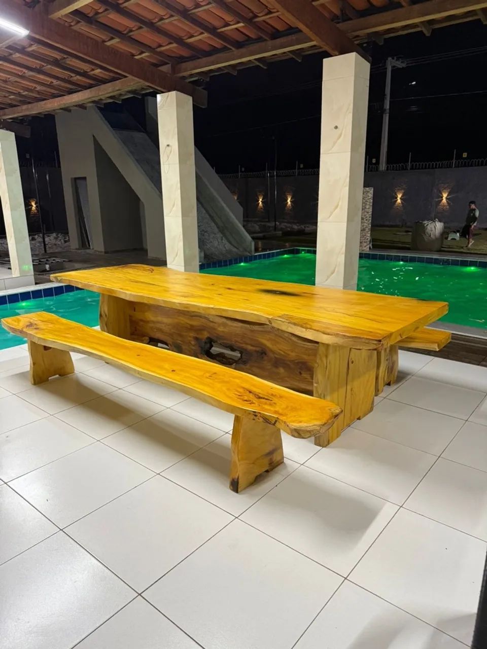 Mesa de madeira rústica com banco