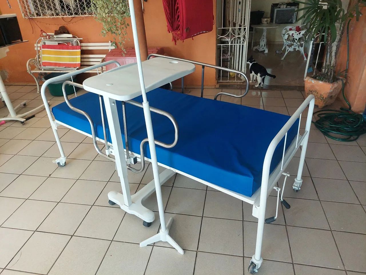 Cama hospitalar  azul  colchão. 