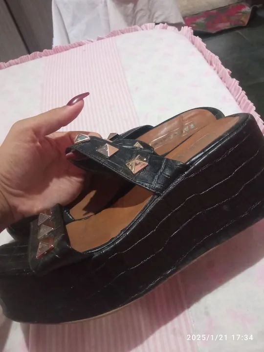 Sandálias plataforma preta com detalhes em dourado - Foto 2