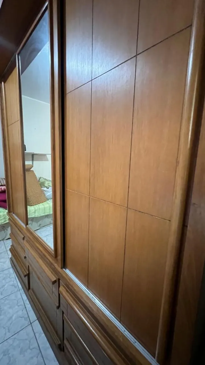 Guarda-roupa de madeira maciça com espelho