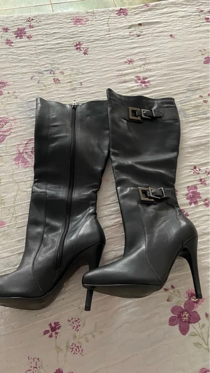 Botas de couro pretas com salto alto