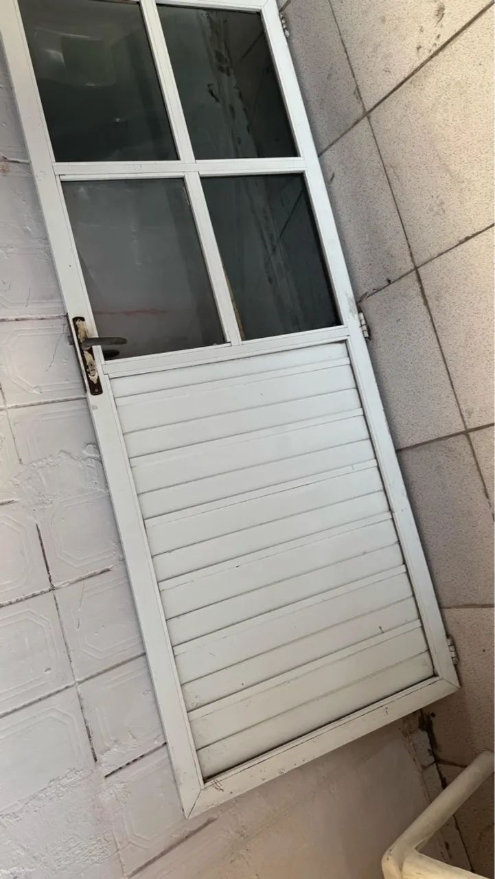 Vendo porta de alumínio (85x2,10) - Foto 3