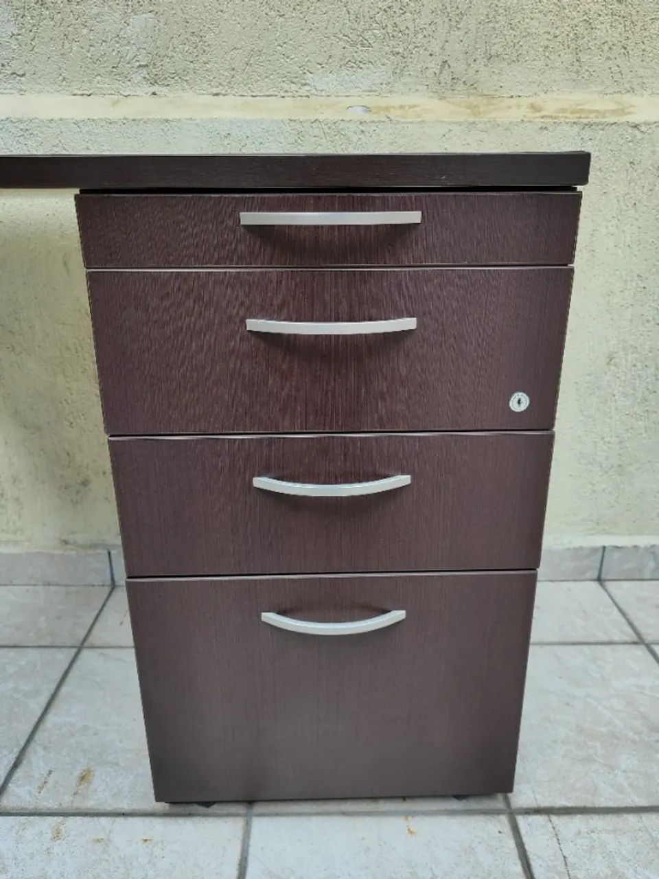 Gaveteiro Fixo Grande com Mesa e 4 Gavetas Marrom Escuro - Foto 2