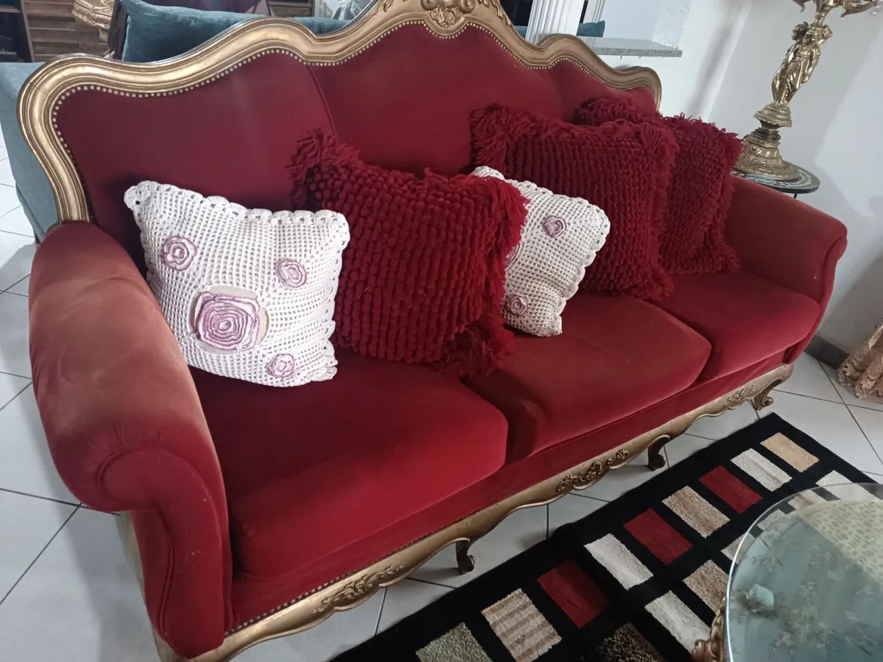 Sofá Clássico 3 Lugares e 2 Poltronas Vermelho e Entalhe dourados