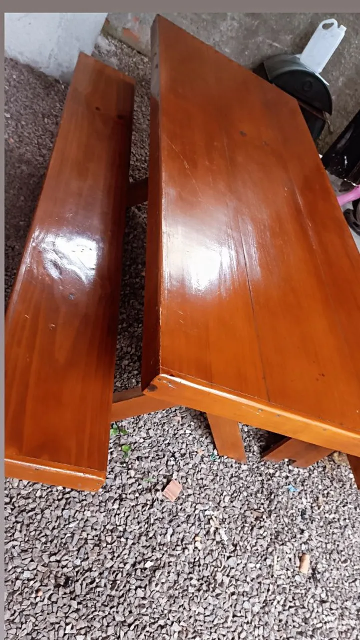 Mesa de madeira com banco