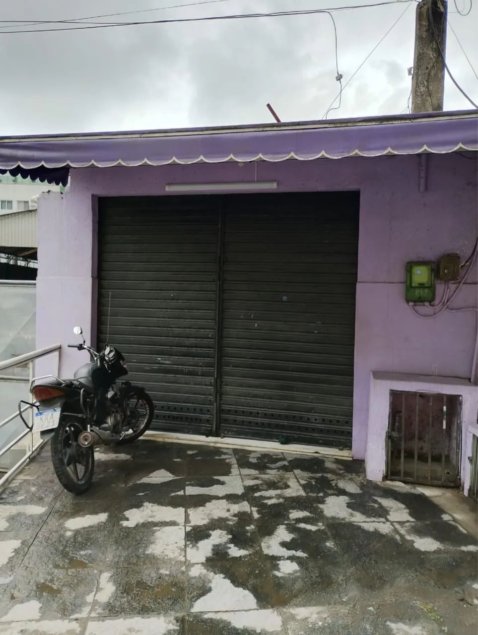 Loja de frente a Estrada dos Bandeirantes. 