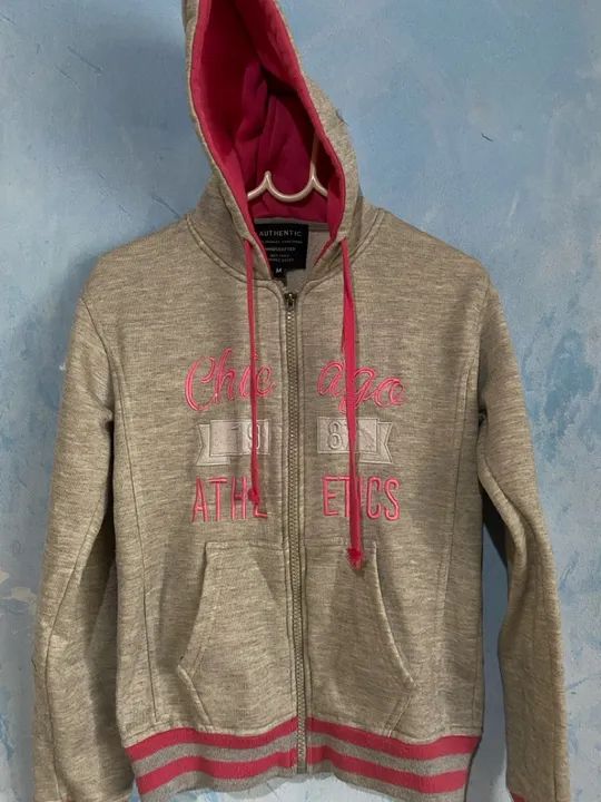 Casaco de Moletom Cinza com Detalhes Rosa