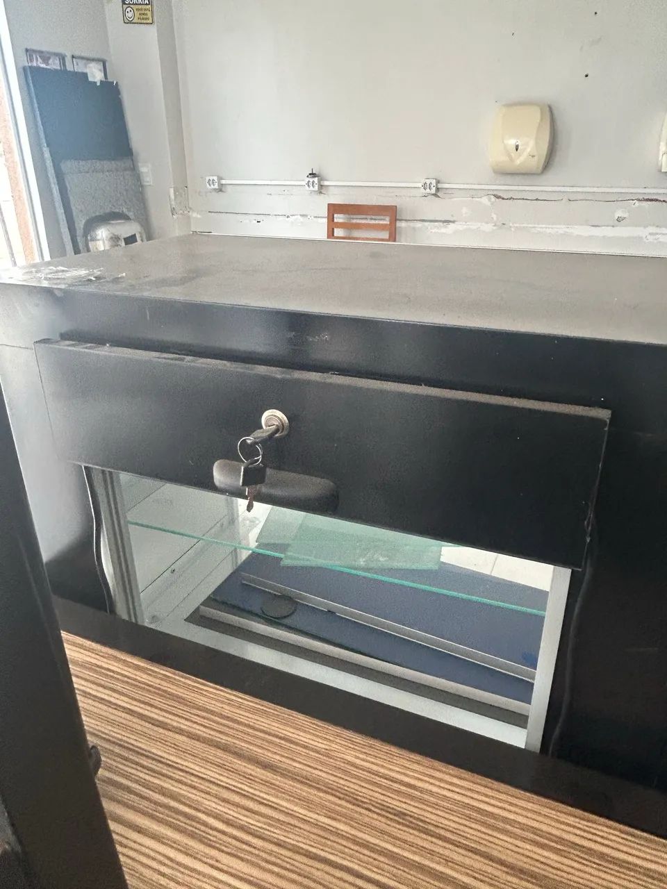 Balcão expositor neutro com caixa porta cédulas com chave - Foto 2
