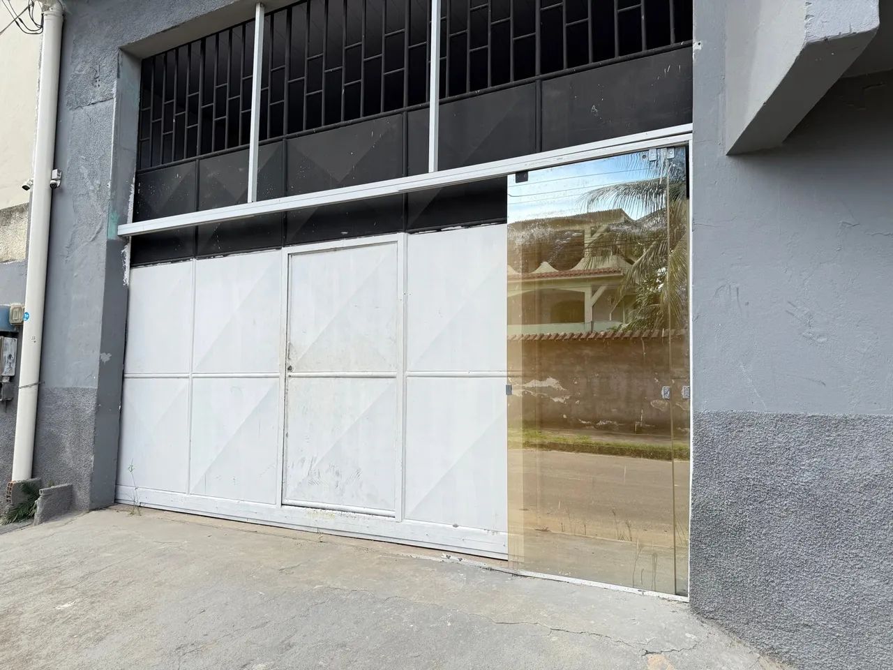 Porta de vidro refletivo com esquadria 