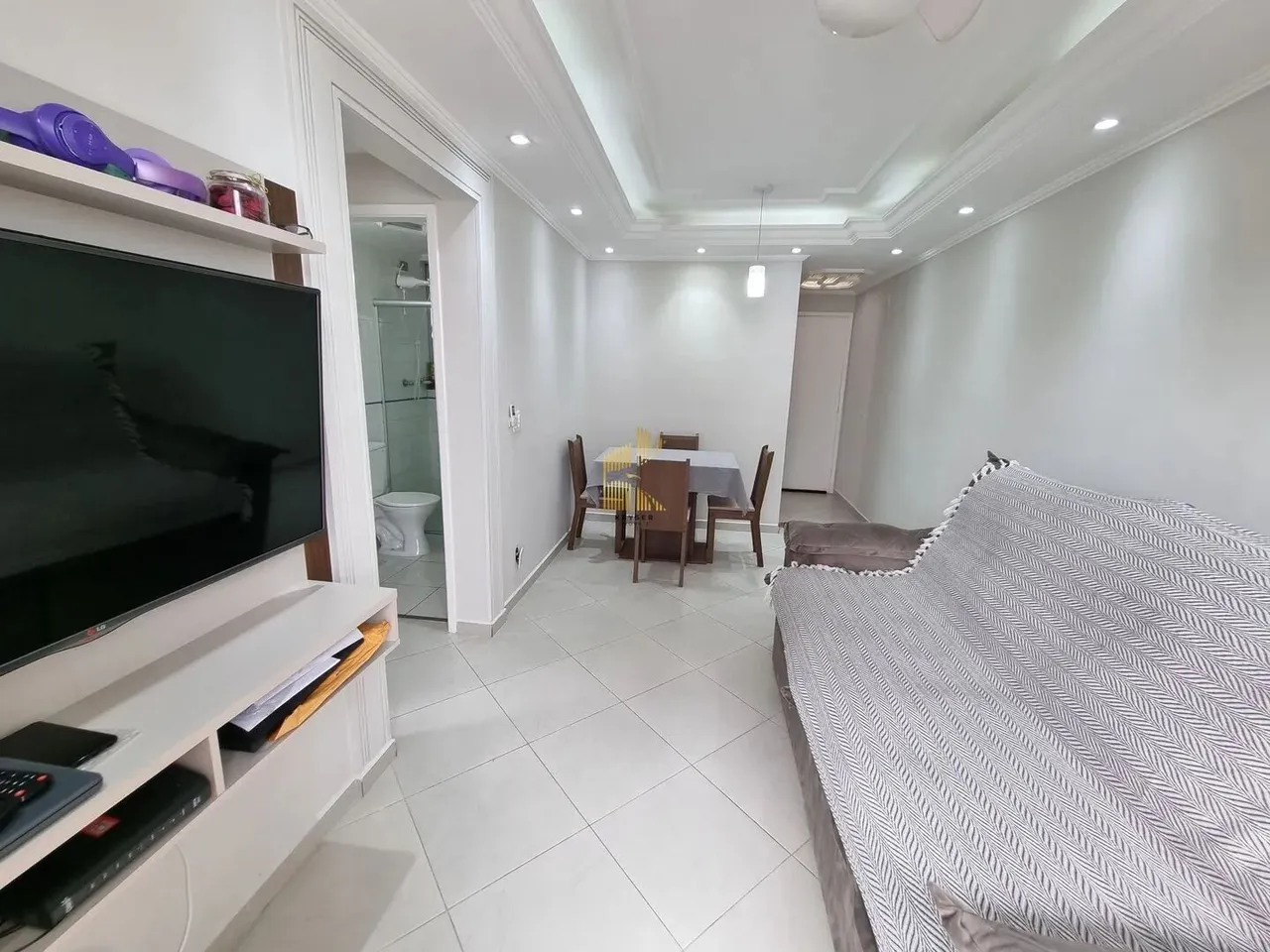 Apartamento para locação no bairro Canto do Forte em Praia Grande, SP. 2 dormitórios.