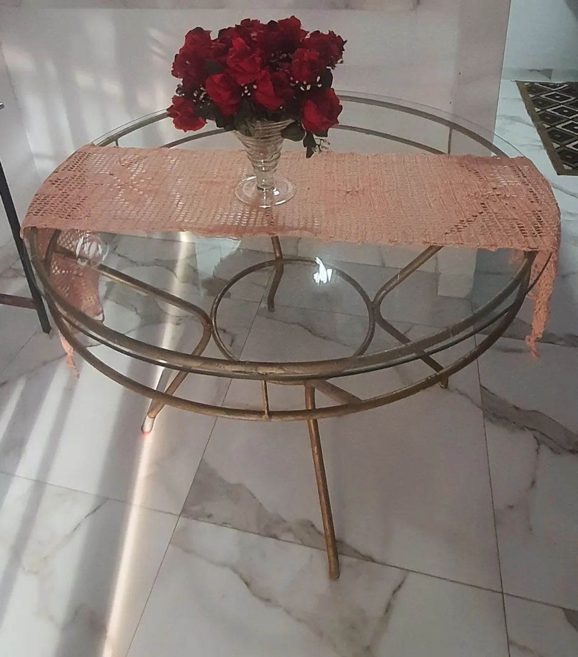Mesa de jantar redonda com detalhes dourados