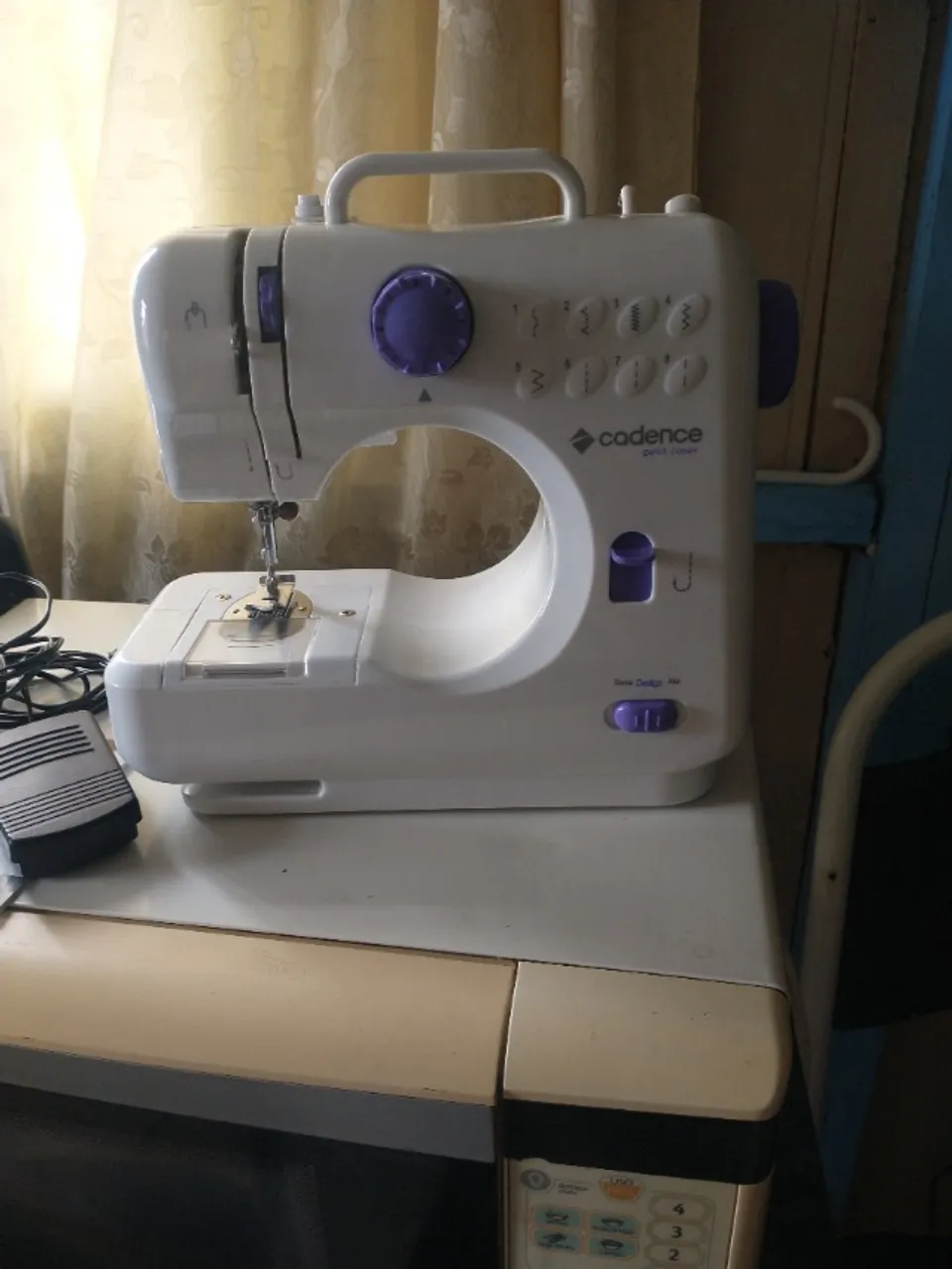 Vendo máquina de costura caseira semi nova na Caixa
