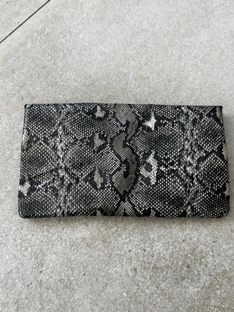 Bolsa Clutch Preta Couro Sintético com Detalhe Animal Print - Foto 2