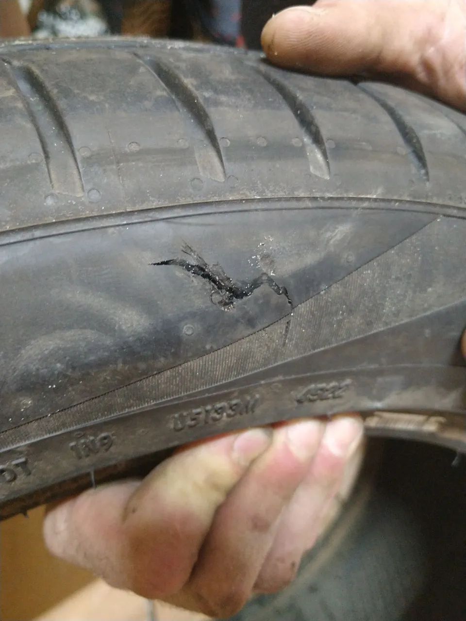 Vendo um pneu Pirelli Scorpion, 225/55 R18 semi novo, com uma pequena varia - Foto 3