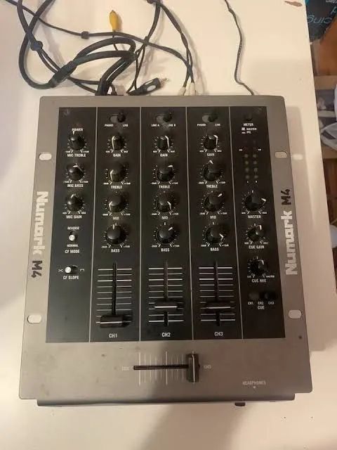 Mesa de Som Numark M4 e 2 Controladores DJ-Tech Usolo-e - Foto 3
