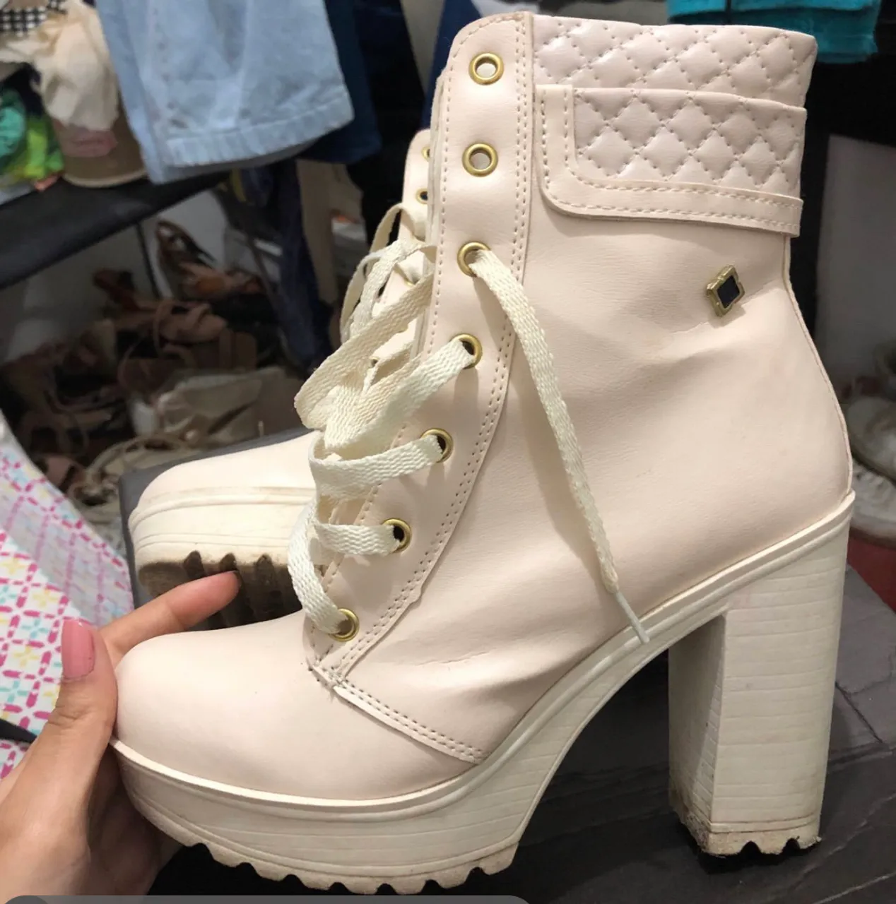 Bota branca de salto alto