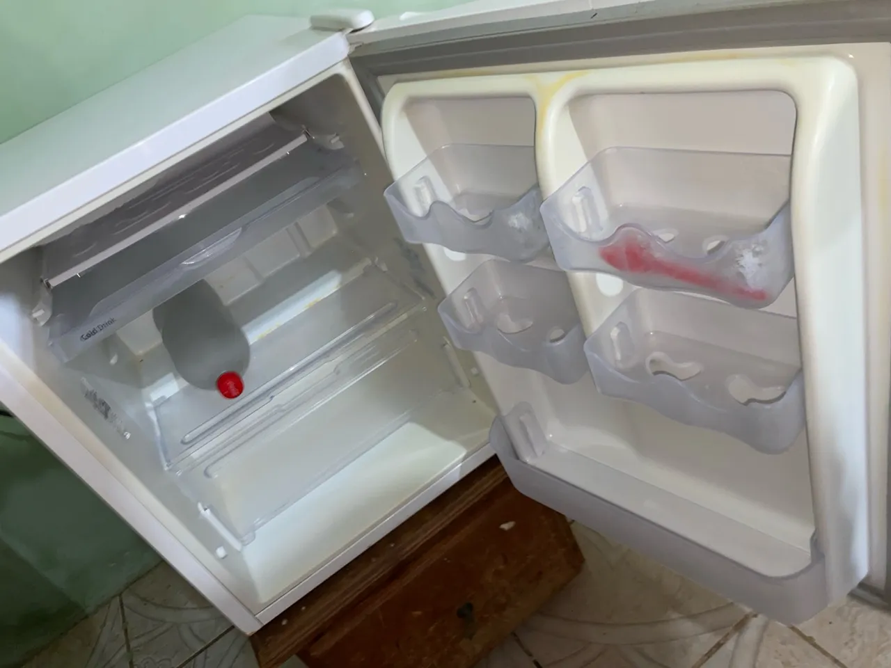 Mini Geladeira Compacta - Ideal para Quartos e Escritórios Figrobar