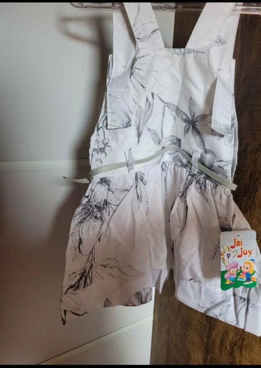 Vestido Infantil Branco floral com cinto  NOVO e botões P - Foto 3