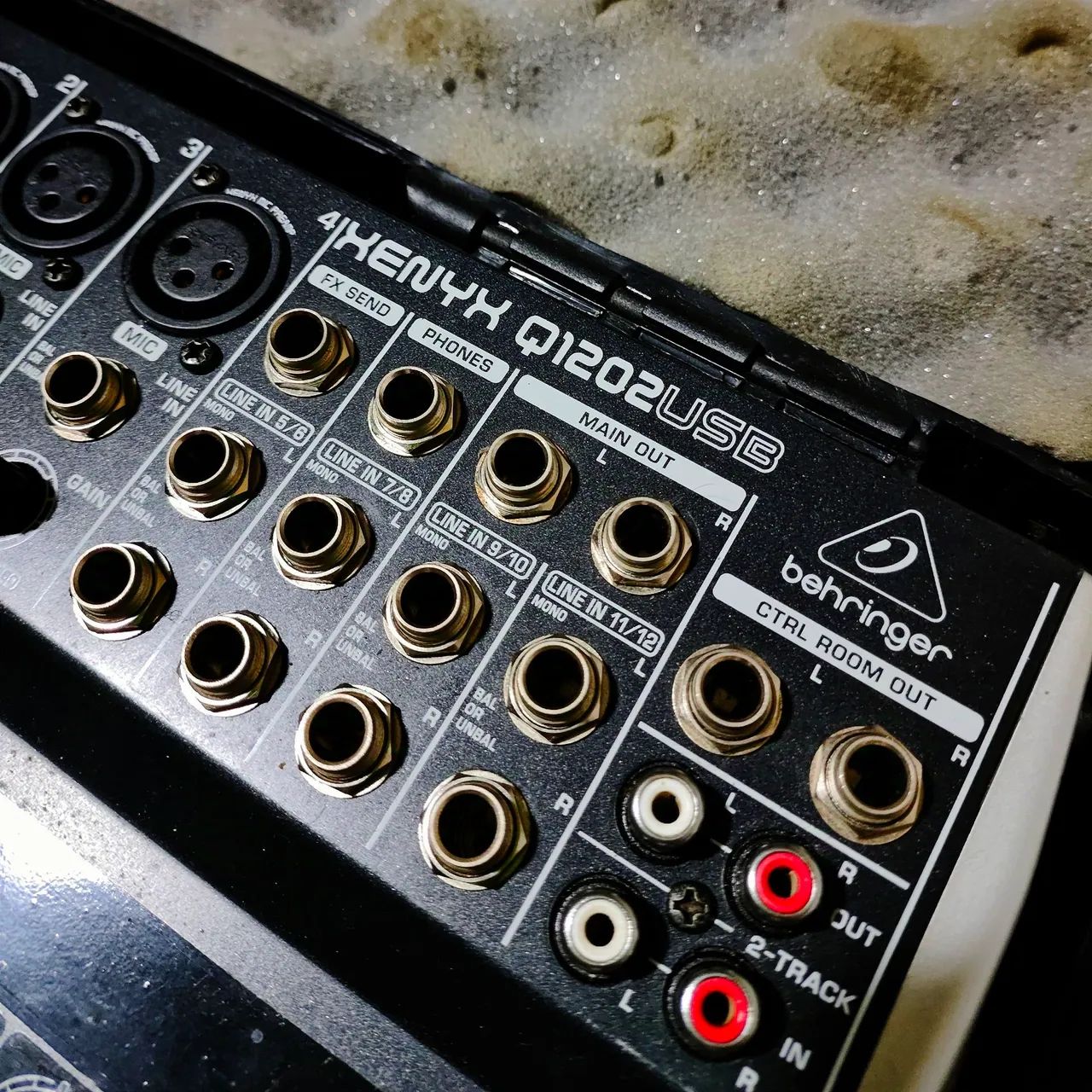 Mesa de Som Behringer Xenyx Q1202 USB - Foto 3