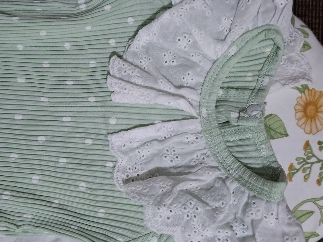 Body de Bebê Verde com Detalhes Delicados