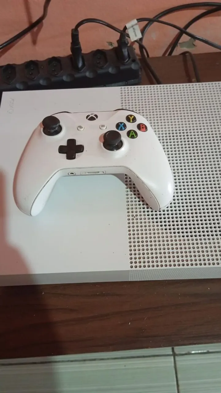 Xbox One S com Controle - Ótimo Estado!